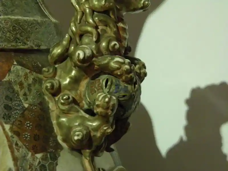 Four-point cross design on a Japanese vase